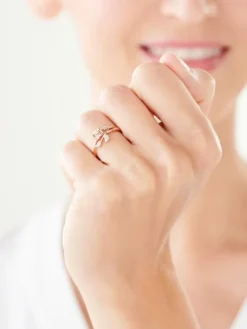 Online Apart Pierścionek z różowego złota z diamentami - róża - 0,04 ct - próba 375