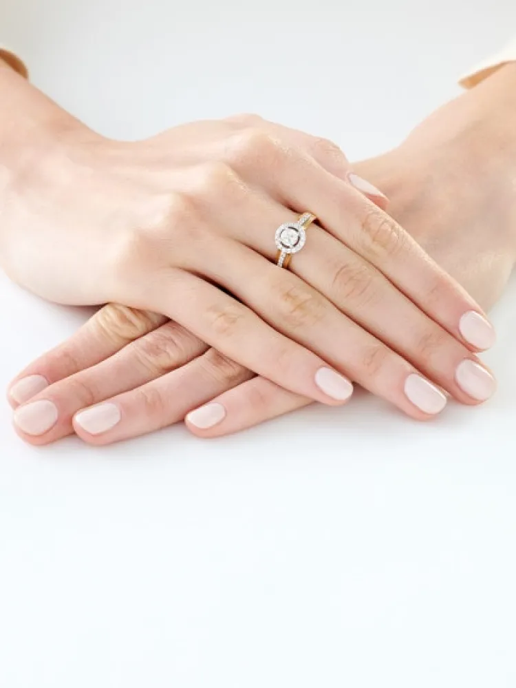 Discount Apart Pierścionek z żółtego i białego złota z diamentami - 0,72 ct - próba 585