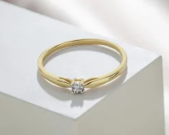 Apart Pierścionek z żółtego i białego złota z brylantem - 0,01 ct - próba 375< Pierścionki