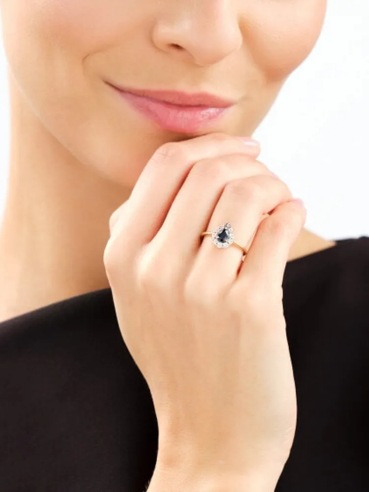 Apart Pierścionek z żółtego i białego złota z diamentami i szafirem - próba 585< Wszystkie