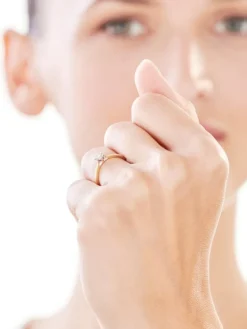 Apart Pierścionek z żółtego i białego złota z brylantem - 0,02 ct - próba 375< Pierścionki