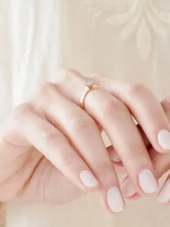 Apart Pierścionek z żółtego i białego złota z brylantem - 0,05 ct - próba 375< Pierścionki