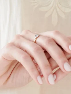 Apart Pierścionek z żółtego i białego złota z brylantem - 0,02 ct - próba 585< Pierścionki