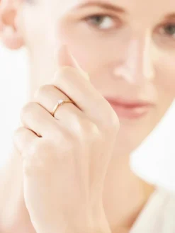 New Apart Pierścionek z żółtego i białego złota z brylantem - 0,05 ct - próba 375