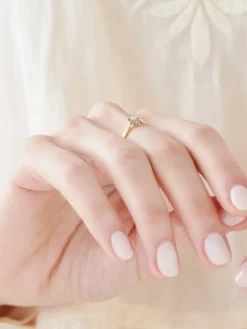 New Apart Pierścionek z żółtego i białego złota z brylantem - 0,05 ct - próba 375