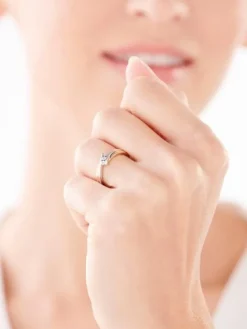 Outlet Apart Pierścionek z żółtego i białego złota z diamentami - 0,01 ct - próba 375