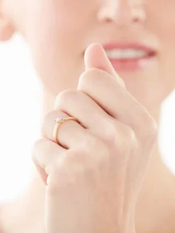 Apart Pierścionek z żółtego i białego złota z brylantem - 0,04 ct - próba 585< Pierścionki