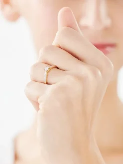 Sale Apart Pierścionek z żółtego i białego złota z diamentami - 0,14 ct - próba 585