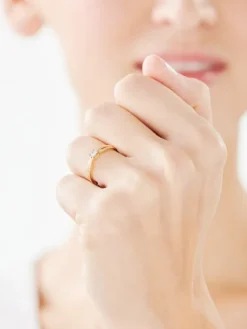 Apart Pierścionek z żółtego i białego złota z brylantem - 0,05 ct - próba 585< Pierścionki