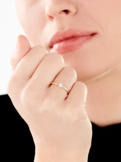 Sale Apart Pierścionek z żółtego i białego złota z brylantem - 0,05 ct - próba 585