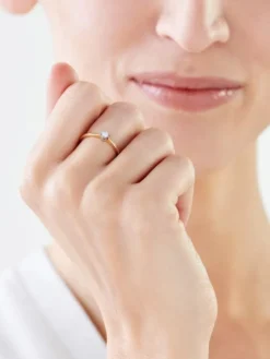 Apart Pierścionek z żółtego złota z brylantem - 0,08 ct - próba 585< Pierścionki