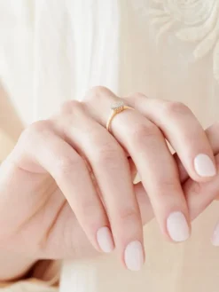 Discount Apart Pierścionek z żółtego złota z brylantami - 0,06 ct - próba 375