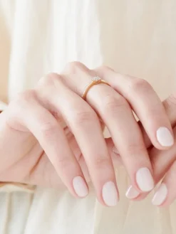 Discount Apart Pierścionek z żółtego złota z diamentami - 0,08 ct - próba 585