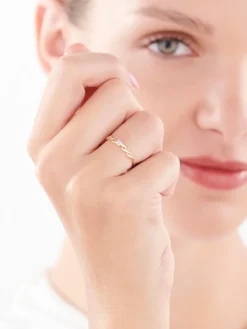 Apart Pierścionek z żółtego złota z diamentami - 0,02 ct - próba 375< Pierścionki
