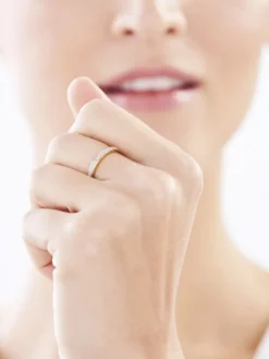 Apart Pierścionek z żółtego złota z diamentami - 0,04 ct - próba 375