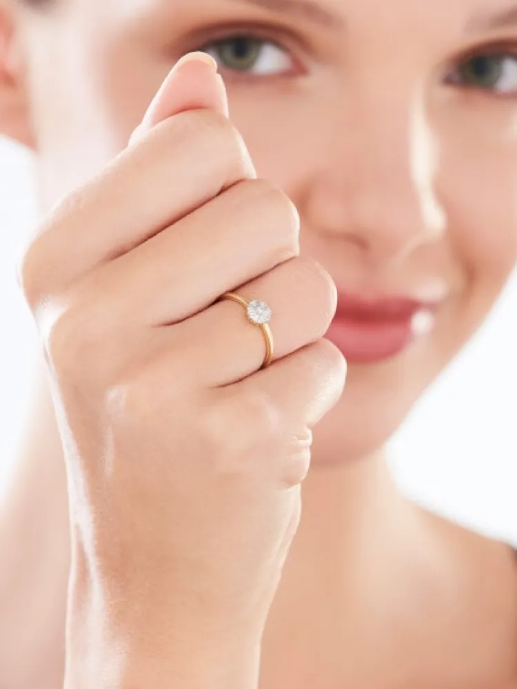 Online Apart Pierścionek z żółtego złota z diamentami - 0,09 ct - próba 585