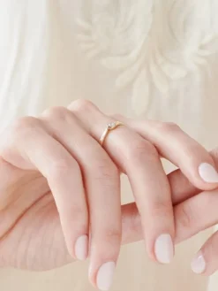 Discount Apart Pierścionek z żółtego złota z brylantem - 0,08 ct - próba 585