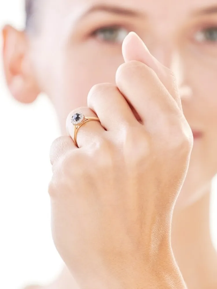 Apart Pierścionek z żółtego złota z diamentami i szafirem - próba 585< Pierścionki