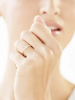 Apart Pierścionek z żółtego złota z diamentami - 0,06 ct - próba 375< Pierścionki