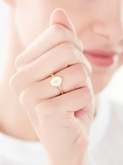 New Apart Pierścionek z żółtego złota z diamentem - sygnet - 0,004 ct - próba 375