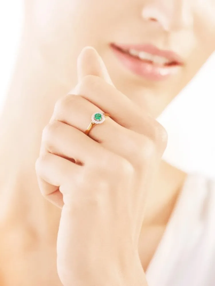 Clearance Apart Pierścionek z żółtego złota z diamentami i szmaragdem - próba 375