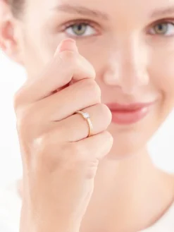 Online Apart Pierścionek z żółtego złota z diamentami - 0,14 ct - próba 585