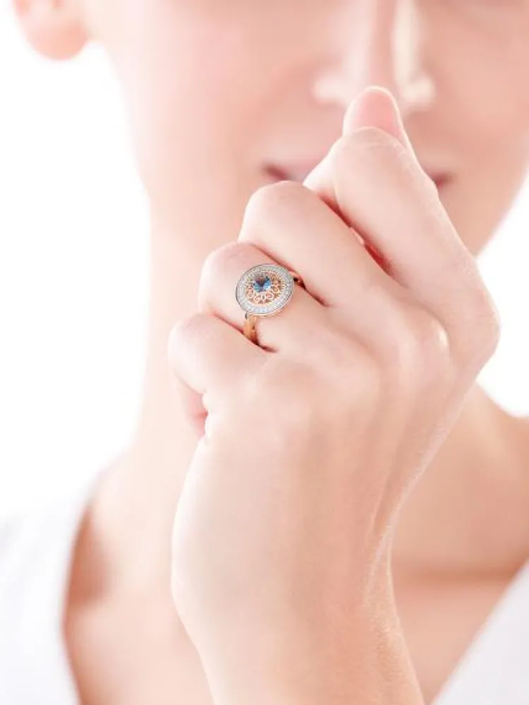 Discount Apart Pierścionek z żółtego złota z diamentami i topazem London Blue - rozeta - próba 585
