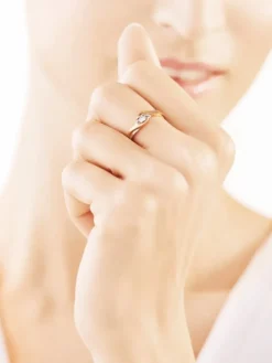 Apart Pierścionek z żółtego złota z brylantem - 0,10 ct - próba 585< Pierścionki