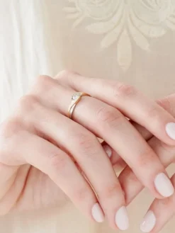 Apart Pierścionek z żółtego złota z brylantem - 0,10 ct - próba 585< Pierścionki
