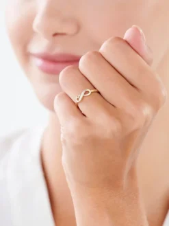 Apart Pierścionek z żółtego złota z diamentami - nieskończoność, EKG serca - 0,01 ct - próba 375< Wszystkie