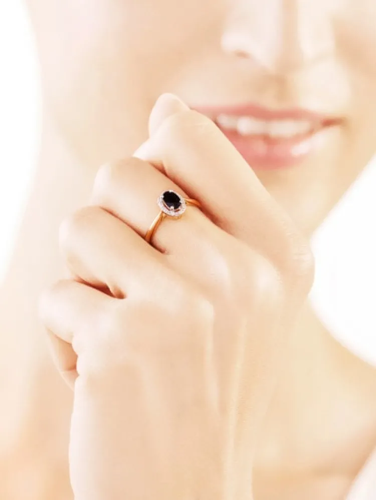 Discount Apart Pierścionek z żółtego złota z diamentami i szafirem - próba 585