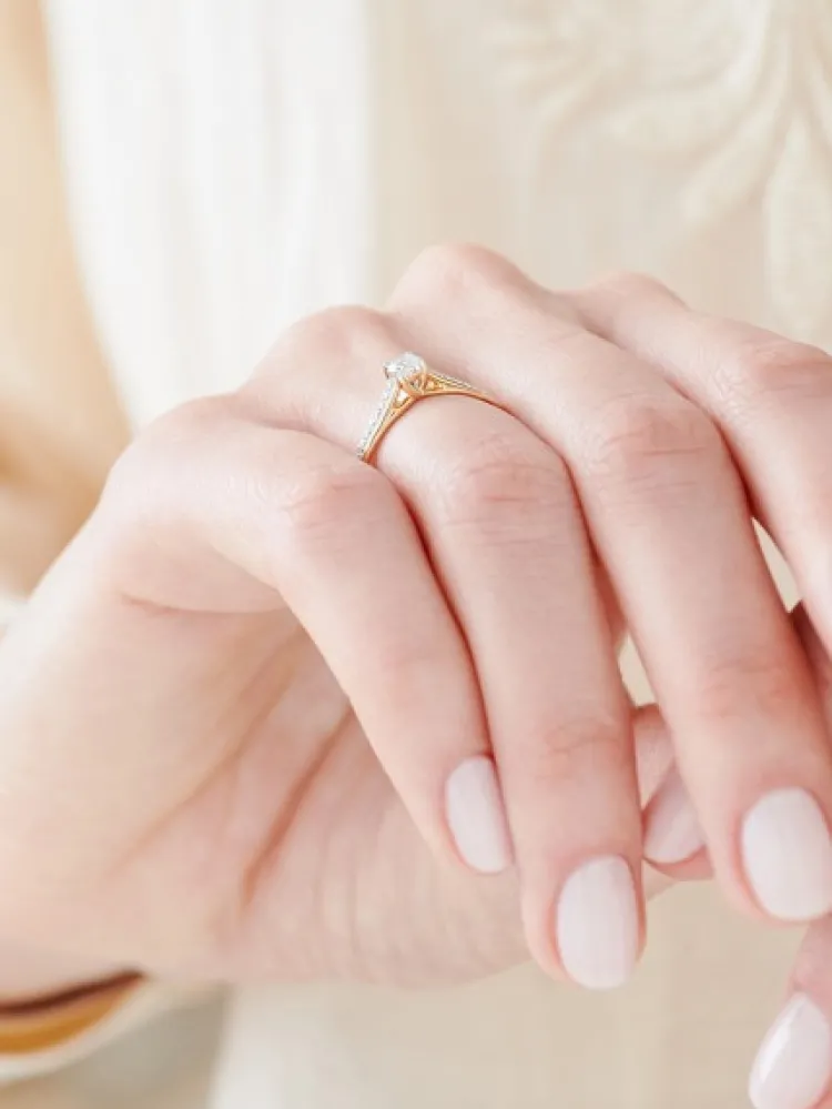 Sale Apart Pierścionek z żółtego złota z brylantami - 0,24 ct - próba 750