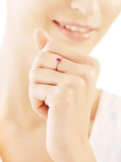 Apart Pierścionek z żółtego złota z diamentami i rubinem - próba 375