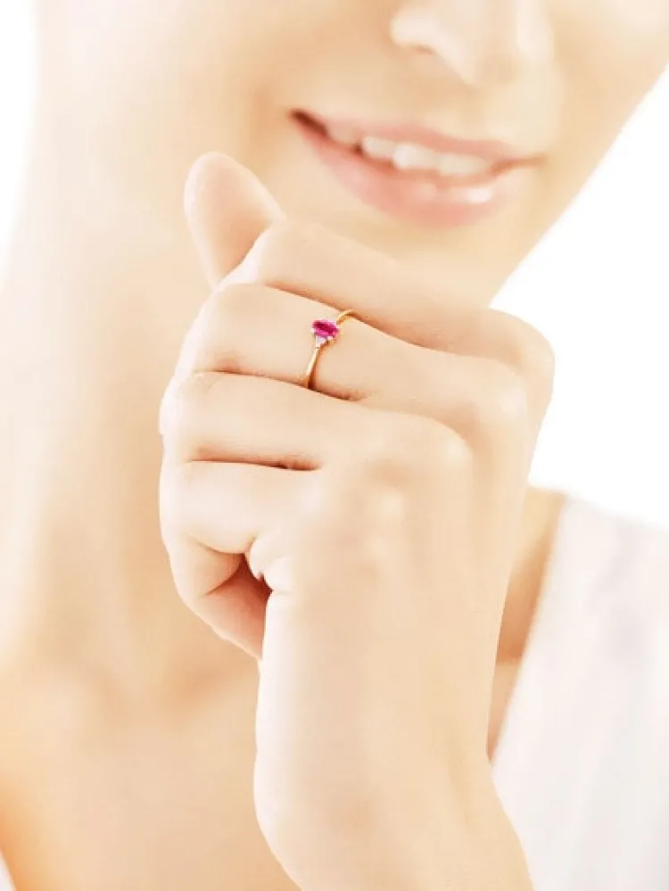 Apart Pierścionek z żółtego złota z diamentami i rubinem - próba 375