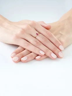 Apart Pierścionek z żółtego złota z diamentami i rubinem - próba 375