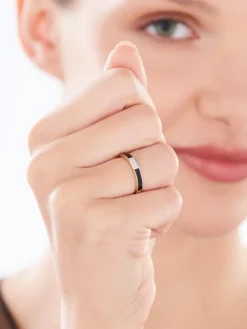 Best Apart Pierścionek z żółtego złota z diamentami i emalią - 0,04 ct - próba 585