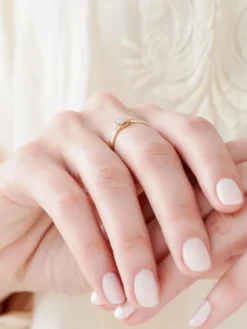 Online Apart Pierścionek z żółtego złota z diamentami - 0,03 ct - próba 375
