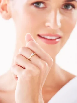 Online Apart Pierścionek z żółtego złota z diamentami - 0,03 ct - próba 375
