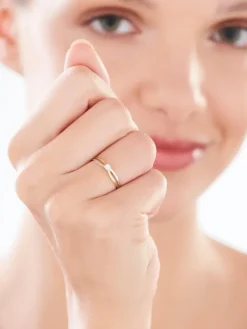 Apart Pierścionek z żółtego złota z brylantem - 0,02 ct - próba 375< Pierścionki