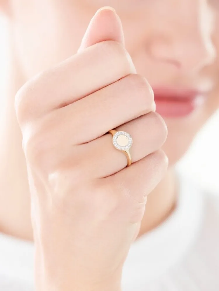 Best Apart Pierścionek z żółtego złota z diamentami - sygnet - 0,06 ct - próba 585