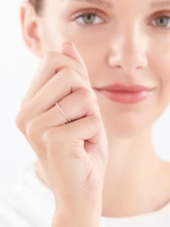 Outlet Apart Pierścionek z żółtego złota z diamentami - 0,04 ct - próba 375