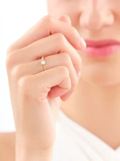 Online Apart Pierścionek z żółtego złota z brylantem - 0,18 ct - próba 750