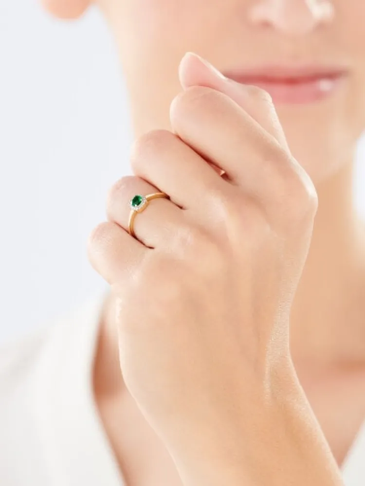 Discount Apart Pierścionek z żółtego złota z diamentami i szmaragdem syntetycznym - próba 375