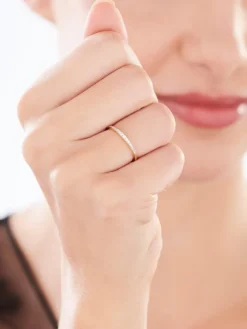Discount Apart Pierścionek z żółtego złota z brylantami - 0,06 ct - próba 375