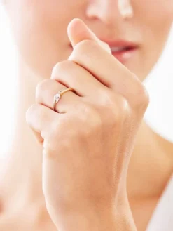 Apart Pierścionek z żółtego złota z brylantem - 0,05 ct - próba 375< Pierścionki