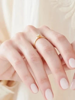 Apart Pierścionek z żółtego złota z brylantem - 0,09 ct - próba 585< Pierścionki