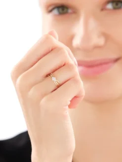 Apart Pierścionek z żółtego złota z diamentami - 0,05 ct - próba 375< Wszystkie