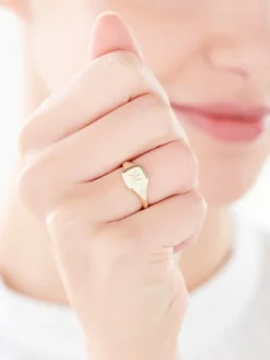 Apart Pierścionek z żółtego złota z diamentami - sygnet - litera M - 0,01 ct - próba 375< Sygnety Z Diamentami