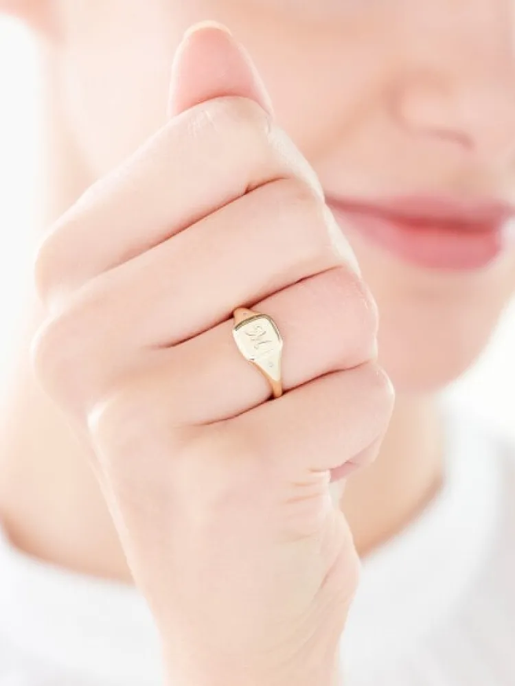 Apart Pierścionek z żółtego złota z diamentami - sygnet - litera M - 0,01 ct - próba 375< Sygnety Z Diamentami