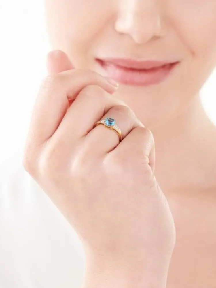 Online Apart Pierścionek z żółtego złota z diamentami i topazem - próba 375